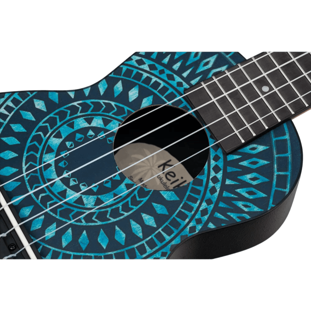 SET DE UKELELE SOPRANO 13", KEIKI, TAPA SUPERIOR AGATHIS, CUERPO ABS, DIAPASÓN Y PUNTE ABS, MÁSTIL OKOUME, COLOR CALEIDOSCOPIO AZUL, ACABADO SATINADO, INCLUYE AFINADOR,CORREA,VITELA Y BOLSA DE TELA - Miniatura 10